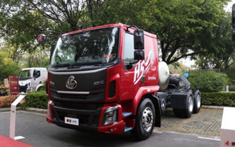 Chenglong H5 LNG sub-truck becomes a new tool for resource transportation