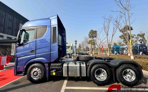 680 Horsepower! Beijing ZhuiMeng High-End 6x4 Tractor Review