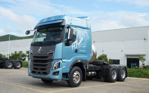 High horsepower and fuel efficiency perfectly blended, making the ChengLong H7 580LNG the preferred choice for long-distance transportation