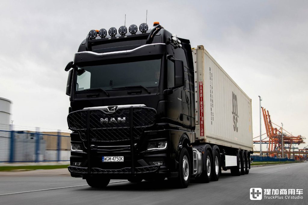 6x2ミッドリフト+640馬力エンジン、ブラックウォリアーの外観、このMAN TGXは最強のトラクターと呼ぶことができます