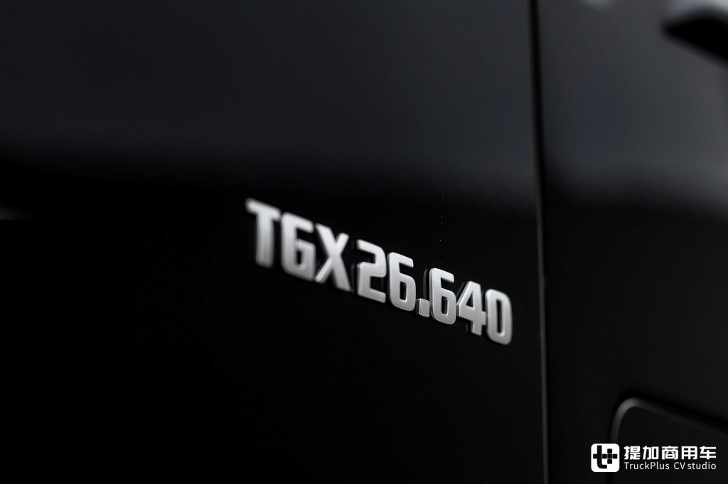 6x2ミッドリフト+640馬力エンジン、ブラックウォリアーの外観、このMAN TGXは最強のトラクターと呼ぶことができます