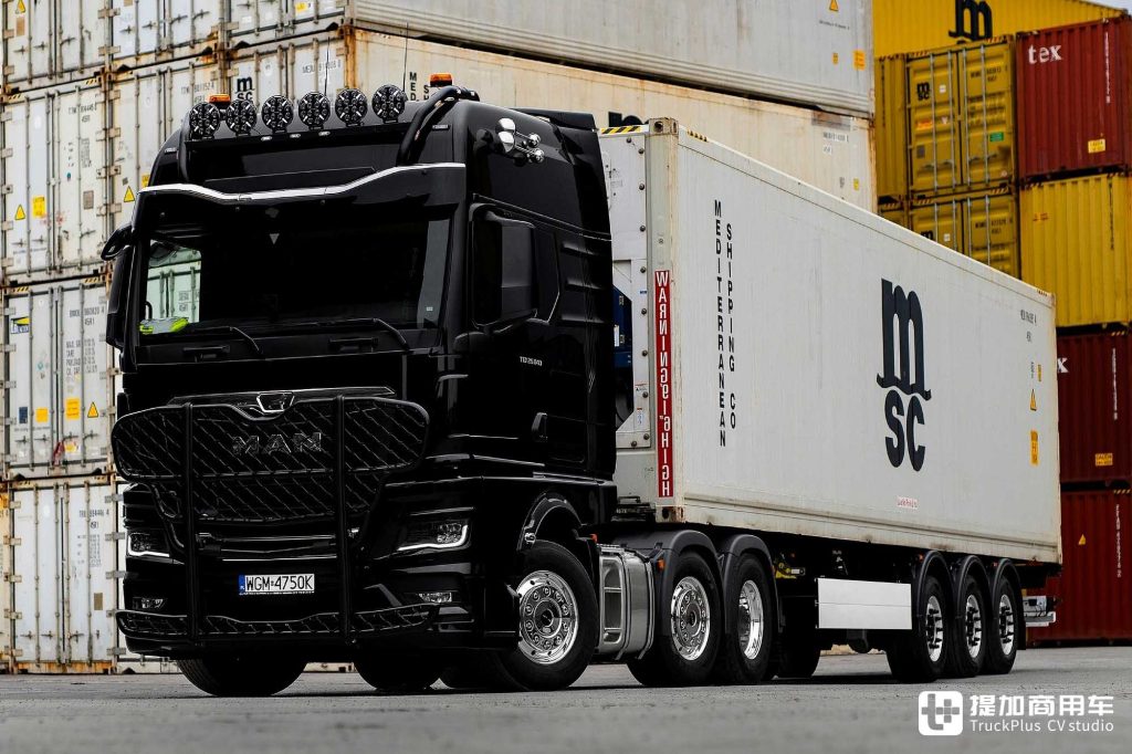 6x2ミッドリフト+640馬力エンジン、ブラックウォリアーの外観、このMAN TGXは最強のトラクターと呼ぶことができます