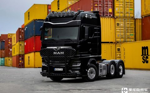 6x2ミッドリフト+640馬力エンジン、ブラックウォリアーの外観、このMAN TGXは最強のトラクターと呼ぶことができます