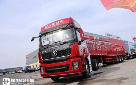 石炭輸送用に設計された，陝汽德龍X5000+中集13mケージフェンスセミトレーラー，このようなトラクターとトレーラーが一体となった牽引車を見たことがありますか？