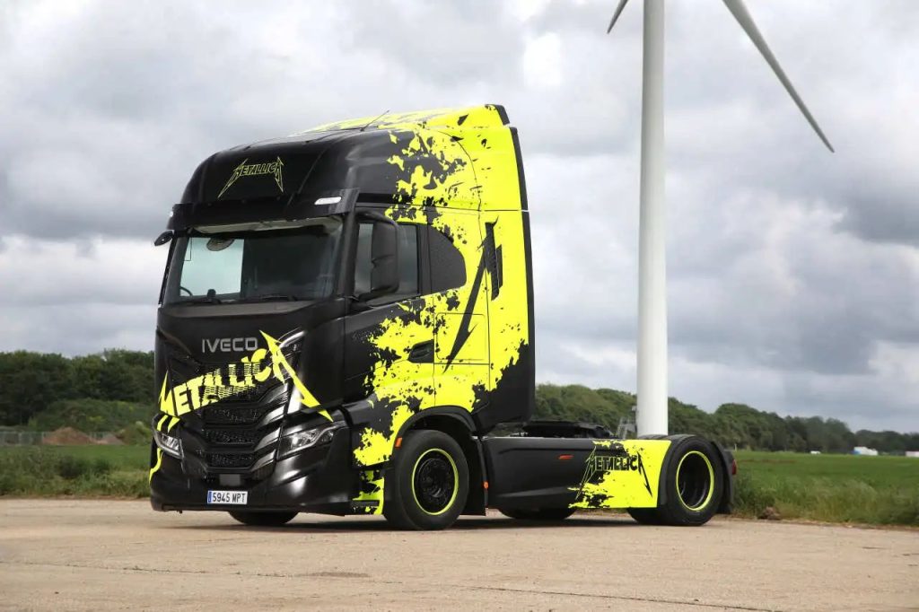 イヴェコ社の多様なエネルギー源を持つ車両が、Metallica の M72 ワールドツアーのヨーロッパ公演をサポート