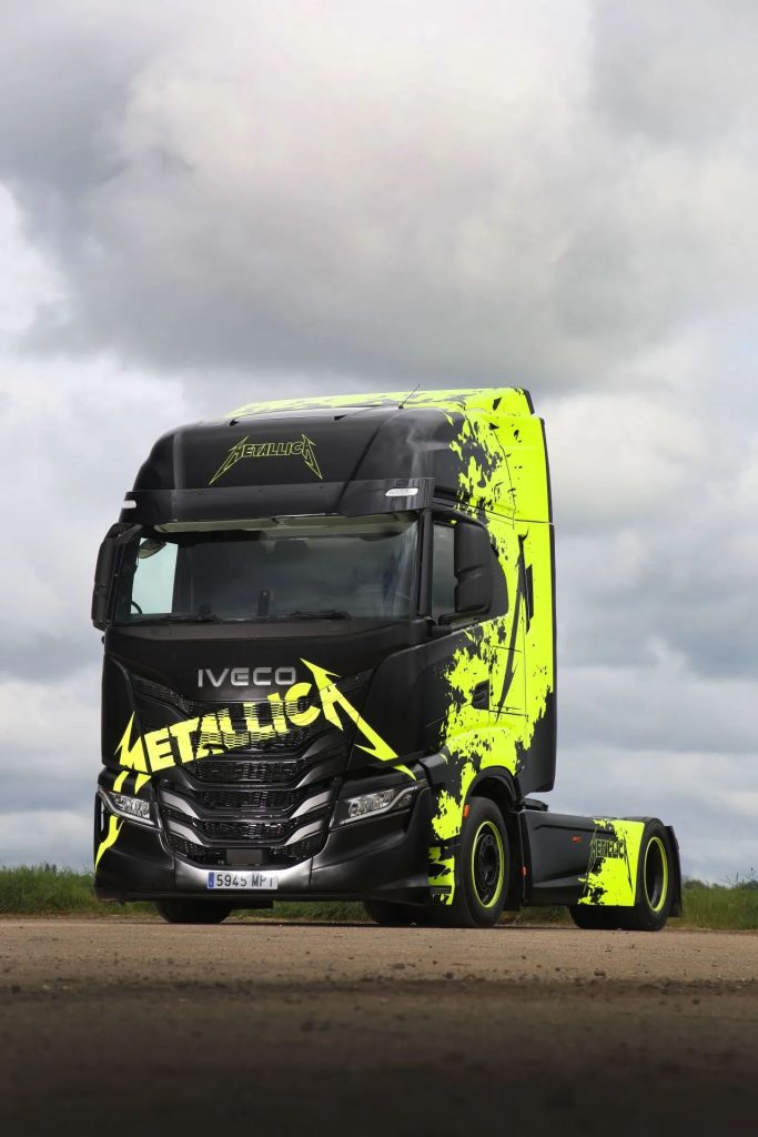 イヴェコ社の多様なエネルギー源を持つ車両が、Metallica の M72 ワールドツアーのヨーロッパ公演をサポート