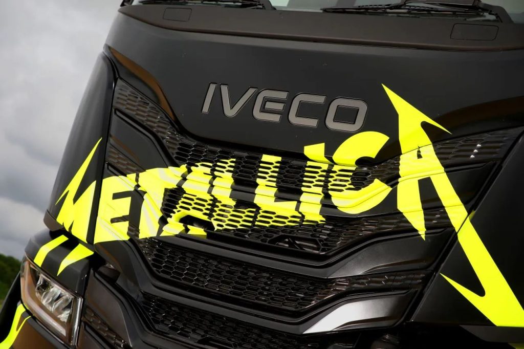 イヴェコ社の多様なエネルギー源を持つ車両が、Metallica の M72 ワールドツアーのヨーロッパ公演をサポート