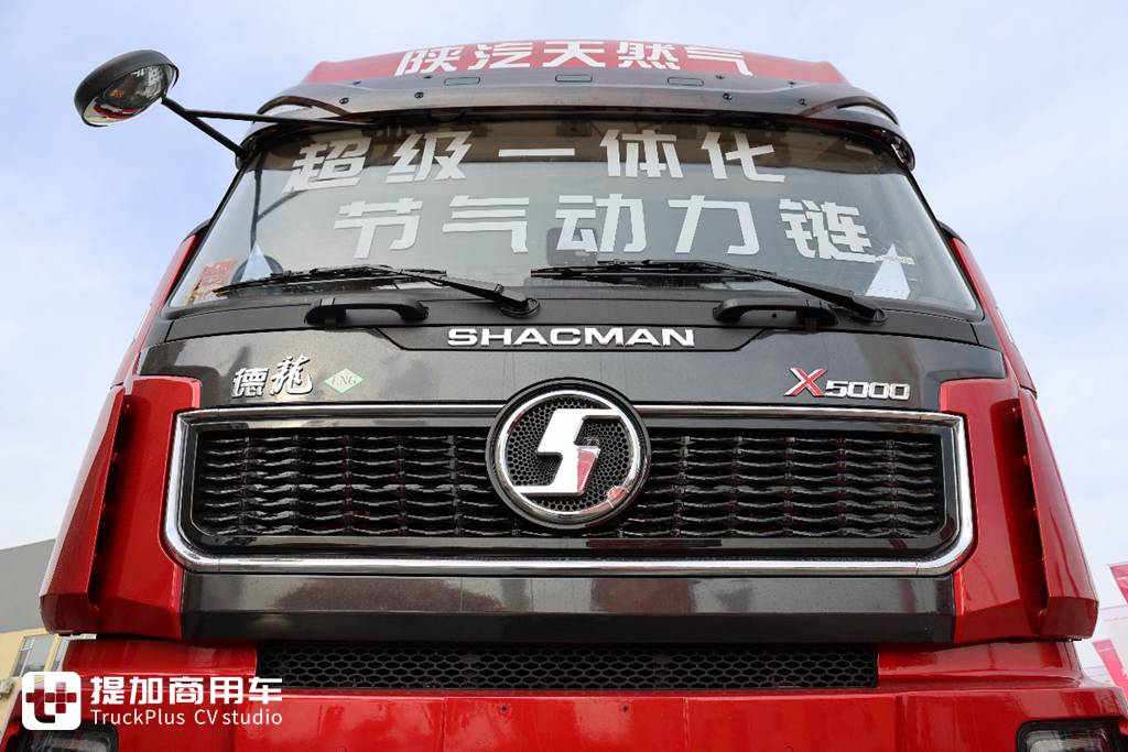 石炭輸送用に設計された，陝汽德龍X5000+中集13mケージフェンスセミトレーラー，このようなトラクターとトレーラーが一体となった牽引車を見たことがありますか？