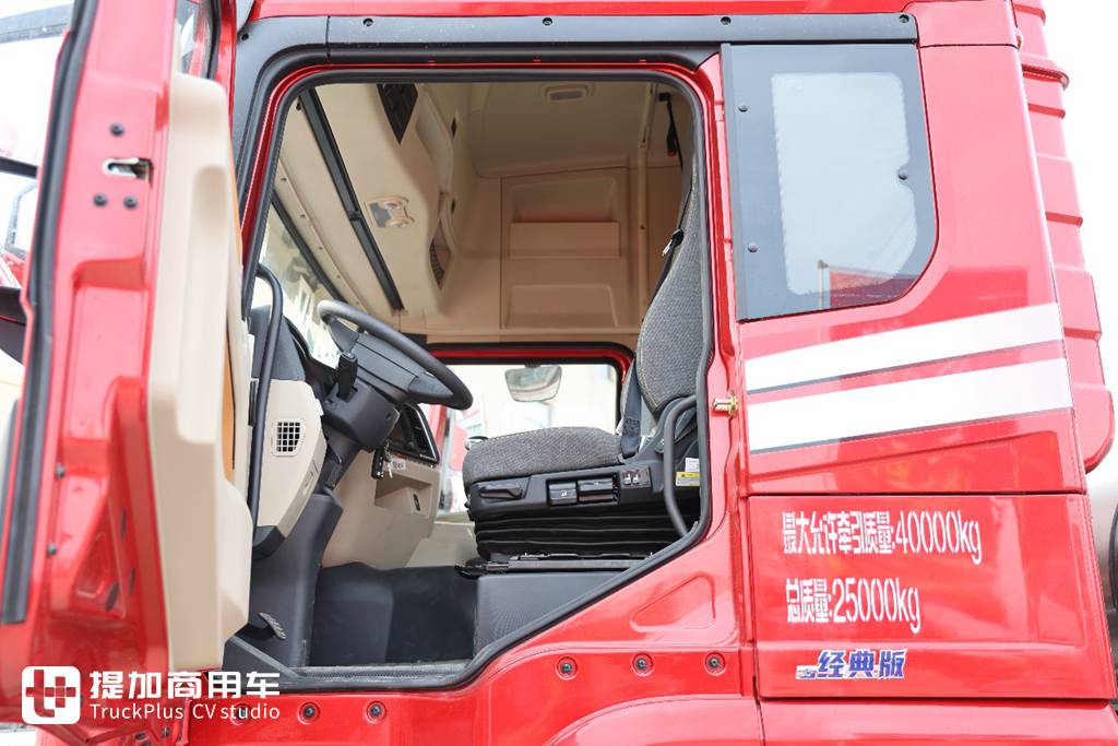 石炭輸送用に設計された，陝汽德龍X5000+中集13mケージフェンスセミトレーラー，このようなトラクターとトレーラーが一体となった牽引車を見たことがありますか？