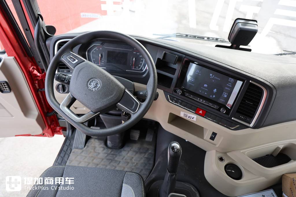 石炭輸送用に設計された，陝汽德龍X5000+中集13mケージフェンスセミトレーラー，このようなトラクターとトレーラーが一体となった牽引車を見たことがありますか？