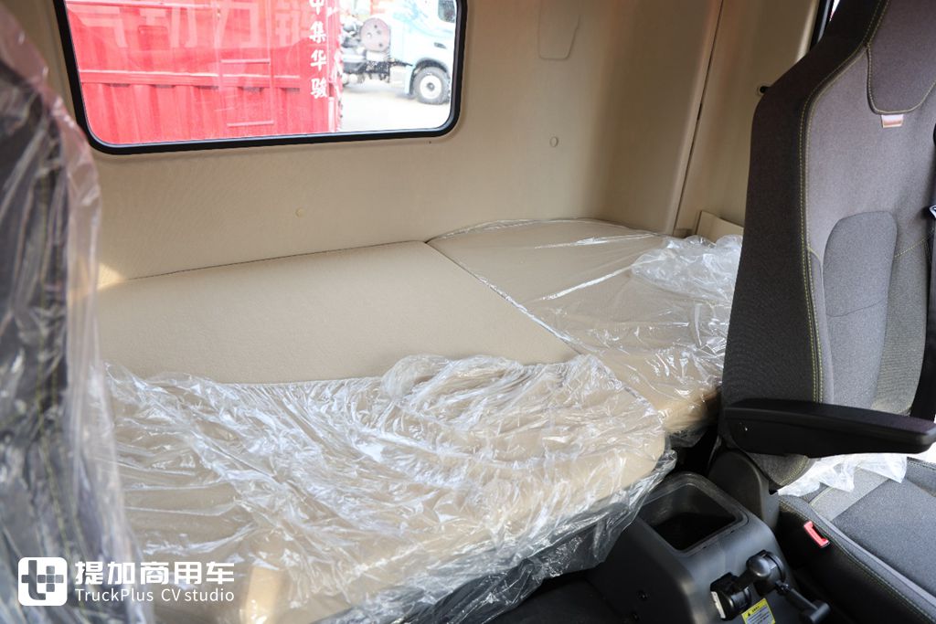 石炭輸送用に設計された，陝汽德龍X5000+中集13mケージフェンスセミトレーラー，このようなトラクターとトレーラーが一体となった牽引車を見たことがありますか？