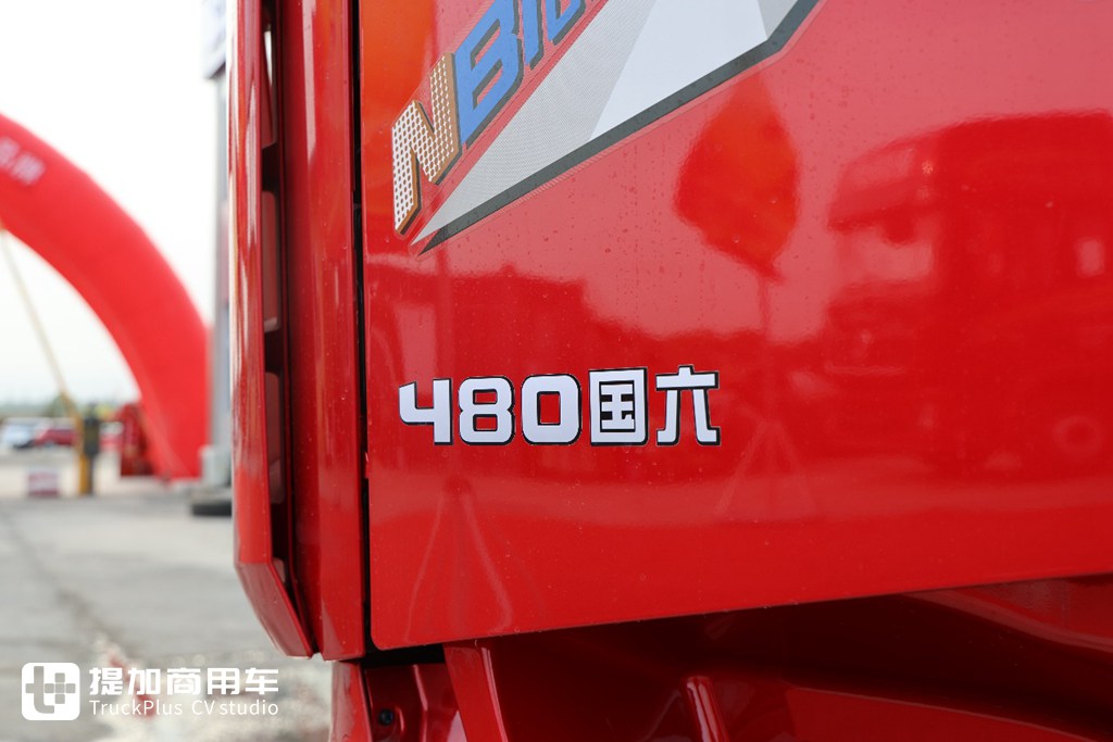 石炭輸送用に設計された，陝汽德龍X5000+中集13mケージフェンスセミトレーラー，このようなトラクターとトレーラーが一体となった牽引車を見たことがありますか？