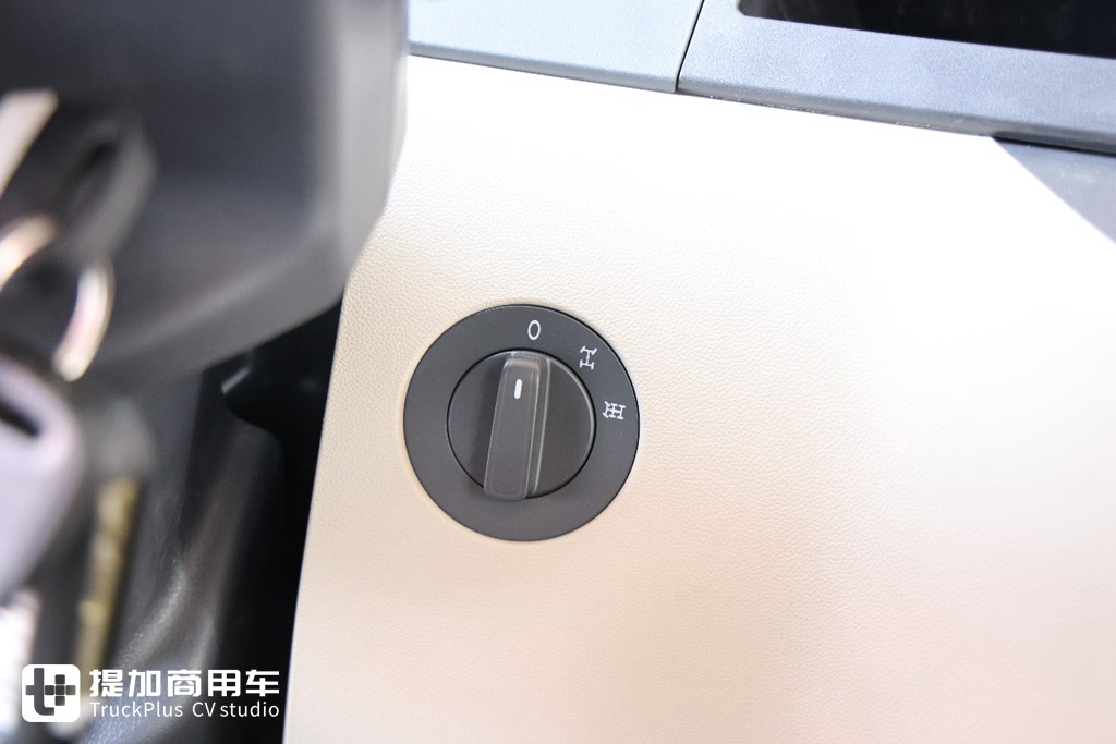 石炭輸送用に設計された，陝汽德龍X5000+中集13mケージフェンスセミトレーラー，このようなトラクターとトレーラーが一体となった牽引車を見たことがありますか？