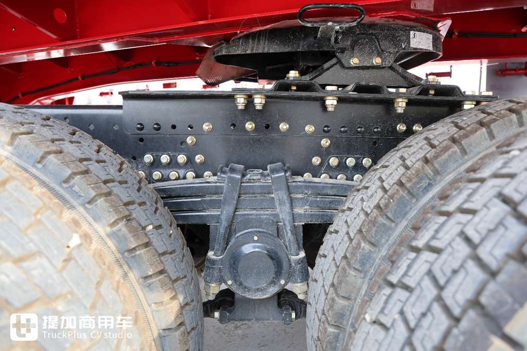 石炭輸送用に設計された，陝汽德龍X5000+中集13mケージフェンスセミトレーラー，このようなトラクターとトレーラーが一体となった牽引車を見たことがありますか？