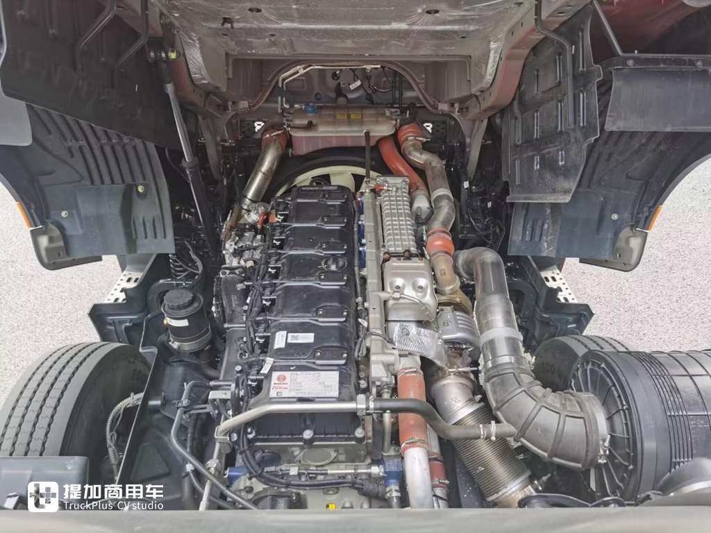 15L大馬力燃気エンジンのサポート、人間工学に基づいたキャビンデザイン、乗龍H7大馬力LNGトラクターの実写レビュー