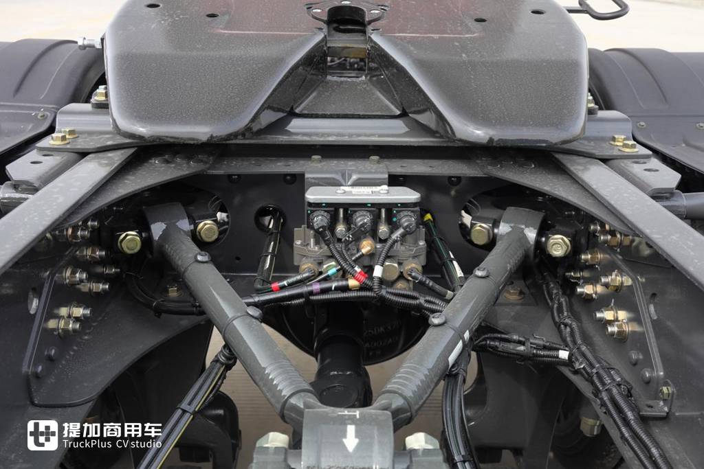 15L大馬力燃気エンジンのサポート、人間工学に基づいたキャビンデザイン、乗龍H7大馬力LNGトラクターの実写レビュー