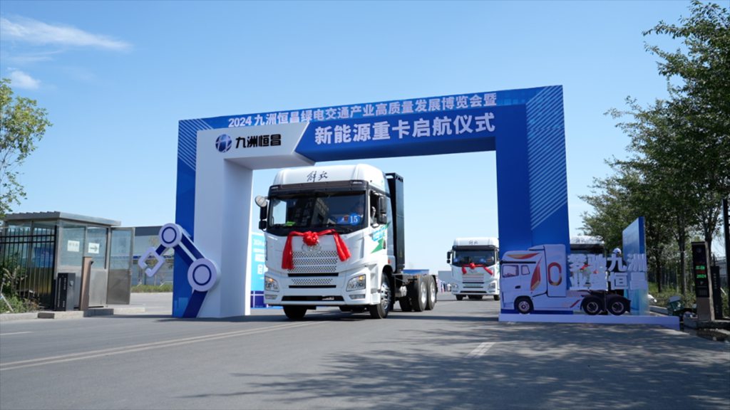 一汽解放千台の新エネルギー純電動重型トラック牽引車が新疆の大手顧客に無事引き渡される