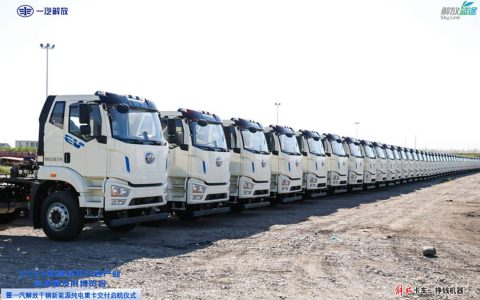 一汽解放千台の新エネルギー純電動重型トラック牽引車が新疆の大手顧客に無事引き渡される