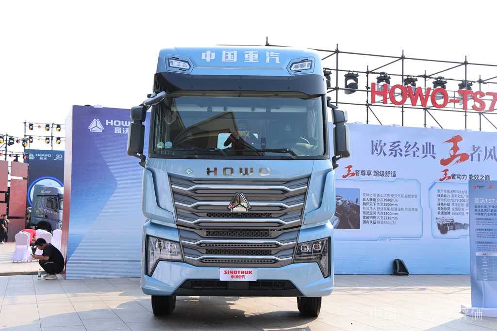 Howo 誕生 20 周年を記念して、中国重汽は豪沃のためにハイエンドモデルを作りました。実際の写真で Howo TS7-H の様子をご覧いただけます