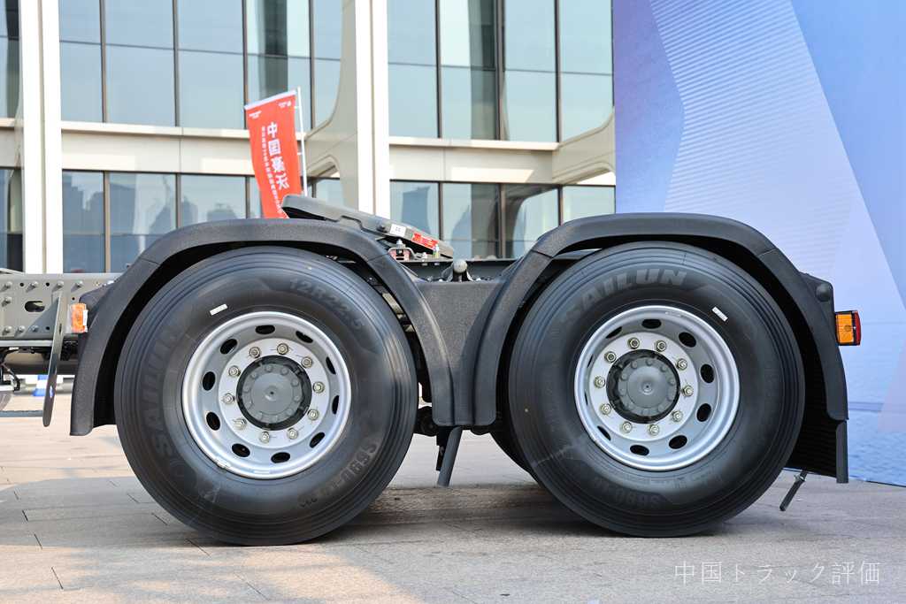 Howo 誕生 20 周年を記念して、中国重汽は豪沃のためにハイエンドモデルを作りました。実際の写真で Howo TS7-H の様子をご覧いただけます