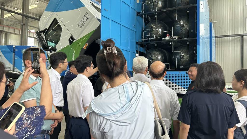 百台の乘龍水素エネルギー大型トラックが栄程新能に引き渡される