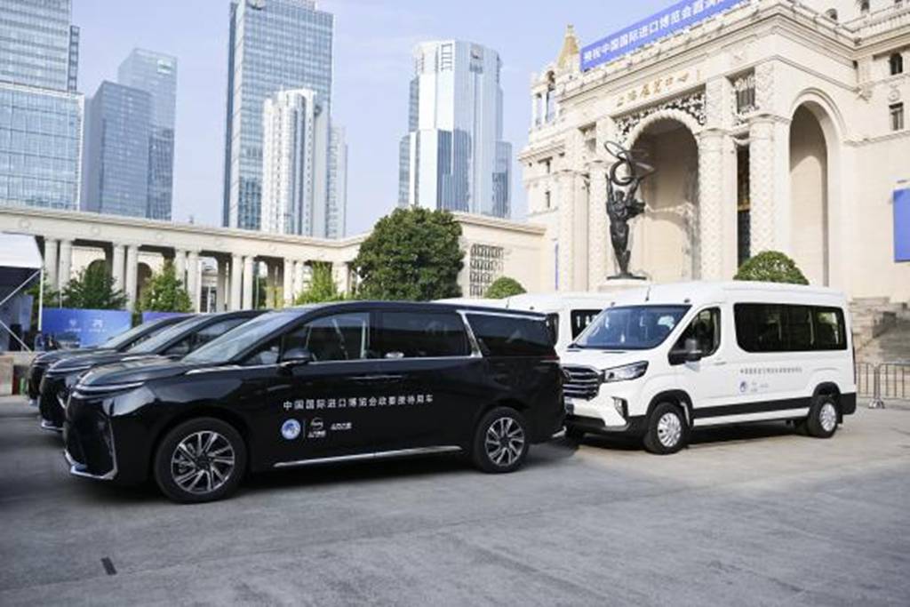 約100台の上汽大通MAXUS新途V90と大家9超混が再び進博会をサポートし、国際舞台で輝きを放つ