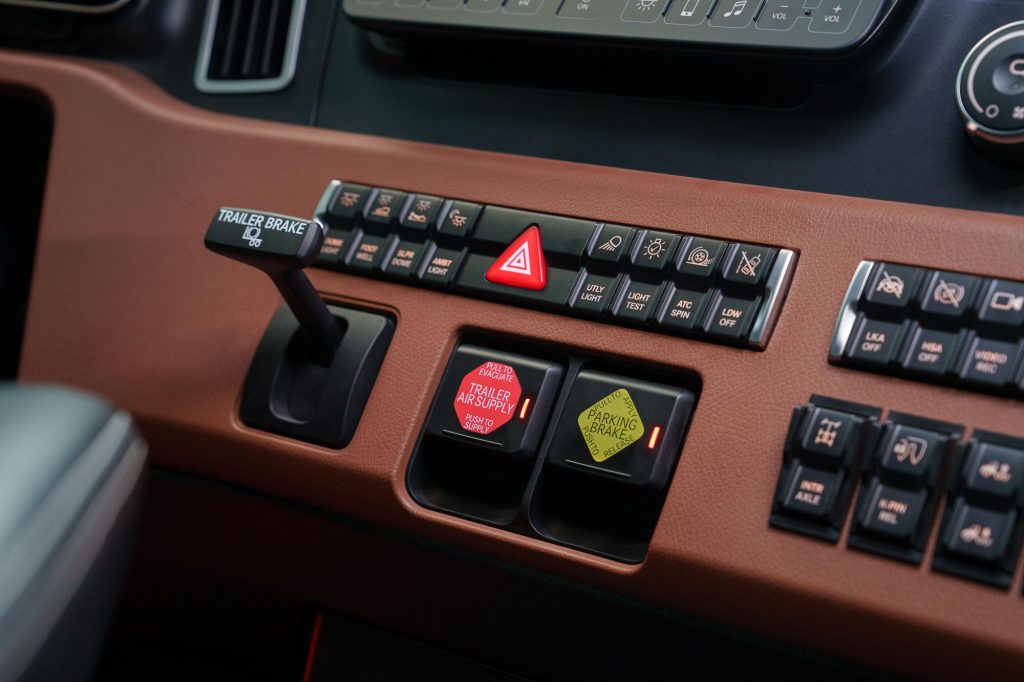 北米市場で最も売れているClass 8級のフラッグシップトラック、フレイトライナーの第5世代Cascadiaロングノーズキャビンモデルが新登場しました