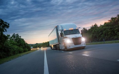 北米市場で最も売れているClass 8級のフラッグシップトラック、フレイトライナーの第5世代Cascadiaロングノーズキャビンモデルが新登場しました