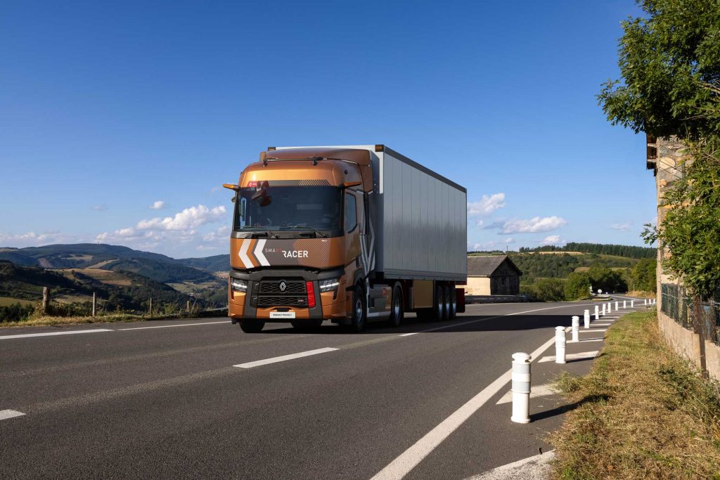 燃費が最大14％削減され、電子ミラーも搭載される2025年モデルのルノートラックが登場しました