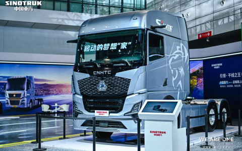 中国重汽新世代燃料牽引車：MC13H高効率エンジンがあなたの道を無限に開き、自由に走行を実現！