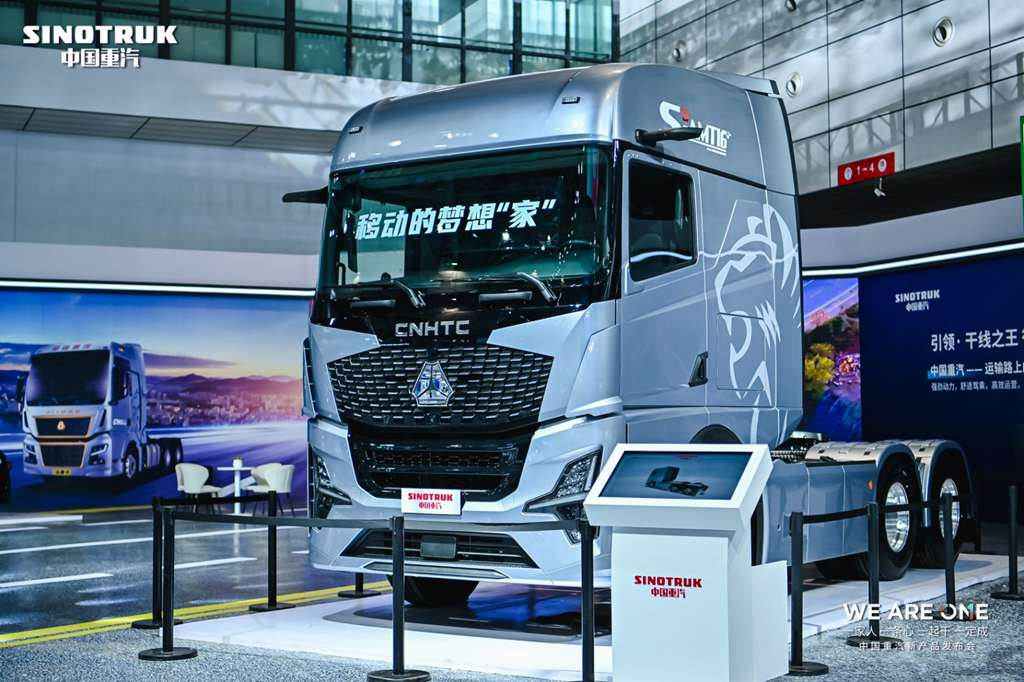 中国重汽新世代燃料牽引車：MC13H高効率エンジンがあなたの道を無限に開き、自由に走行を実現！