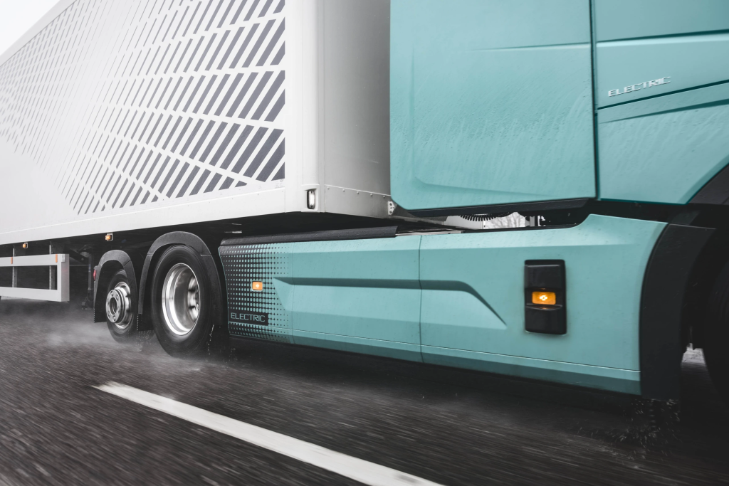 600km 航続＋40 分急速充電！ボルボが長距離重型トラックの電動化トレンドを牽引