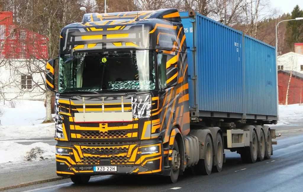 新型スカニアトラックのスパイショットが再び中国如皋工場に現れ、これは次世代スカニアトラックなのか、それとも中国向けに専門に開発された車種なのか？