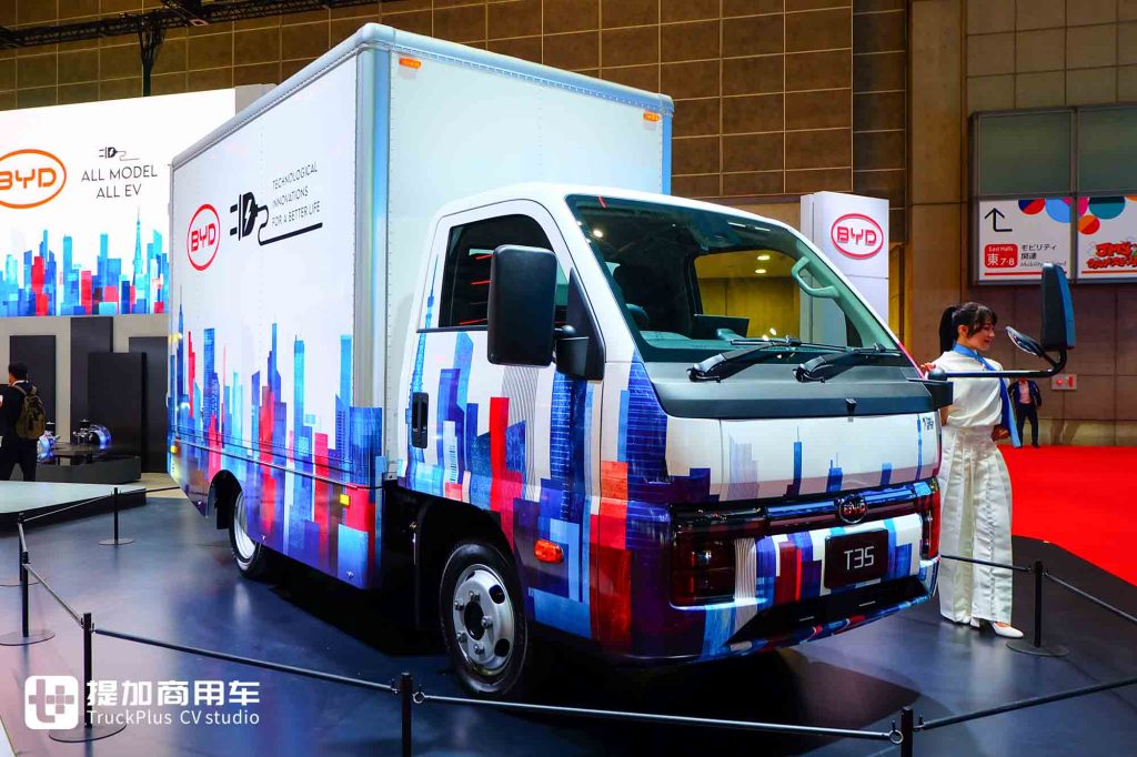 2025 日本モビリティショー|商用・家用両対応、最小回転半径 5 メートル未満!日本初披露の比亜迪 T35 純電動軽トラック実況撮影