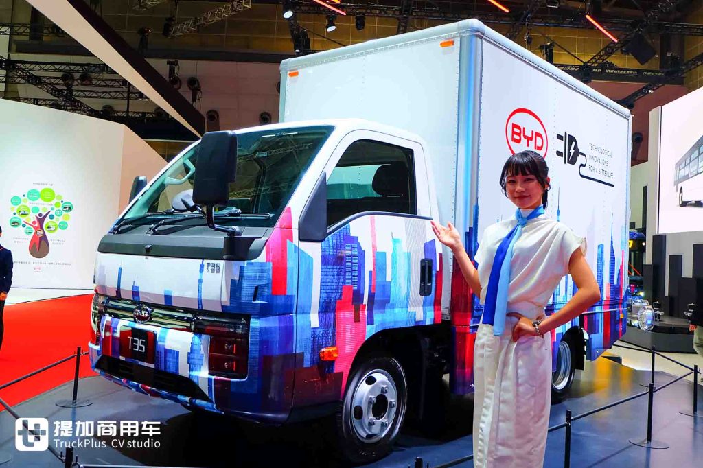 2025 日本モビリティショー|商用・家用両対応、最小回転半径 5 メートル未満!日本初披露の比亜迪 T35 純電動軽トラック実況撮影