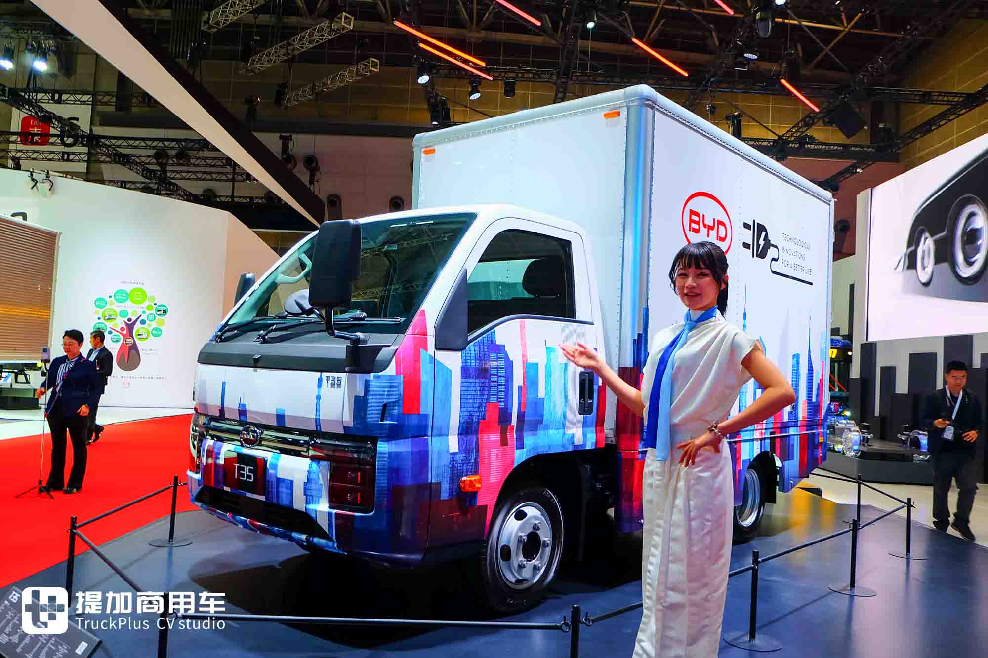 2025 日本モビリティショー｜商用・家用両対応、最小回転半径 5 メートル未満！日本初披露の比亜迪 T35 純電動軽トラック実況撮影