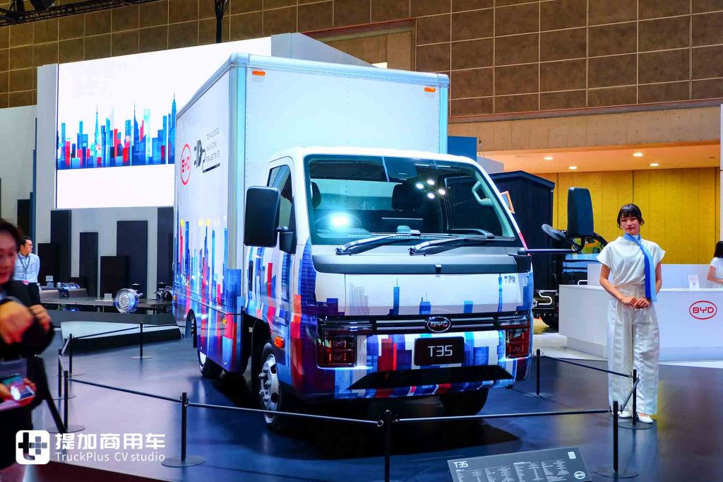 2025 日本モビリティショー|商用・家用両対応、最小回転半径 5 メートル未満!日本初披露の比亜迪 T35 純電動軽トラック実況撮影