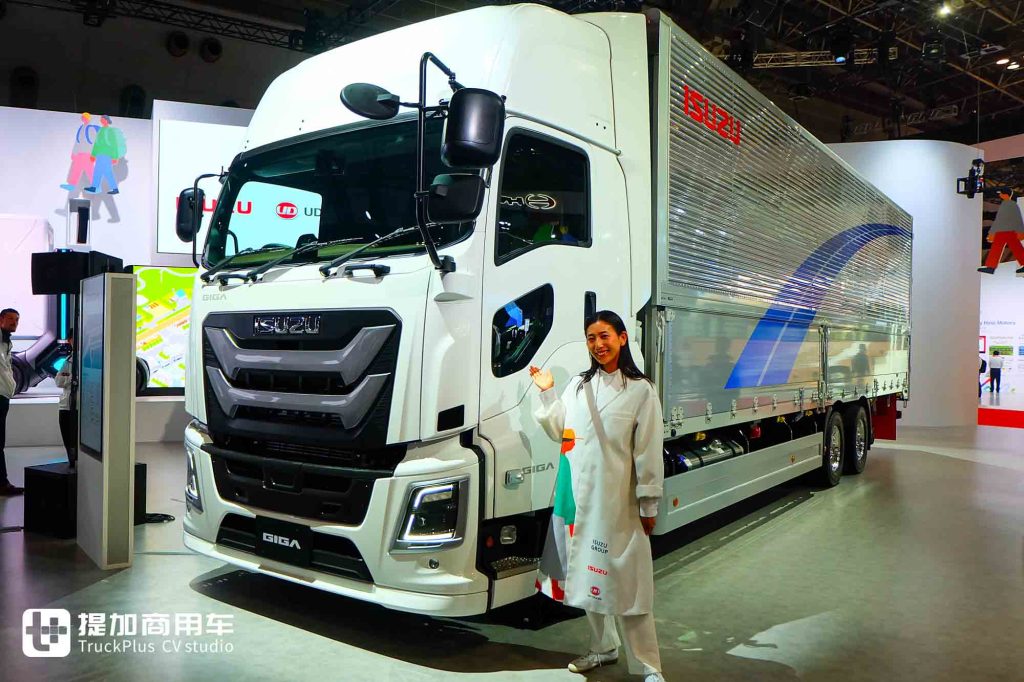 2025 日本モビリティショー|新型 Giga が登場、UD 日産ディーゼル車種が注目を集め、いすずグループ展示車実況撮影