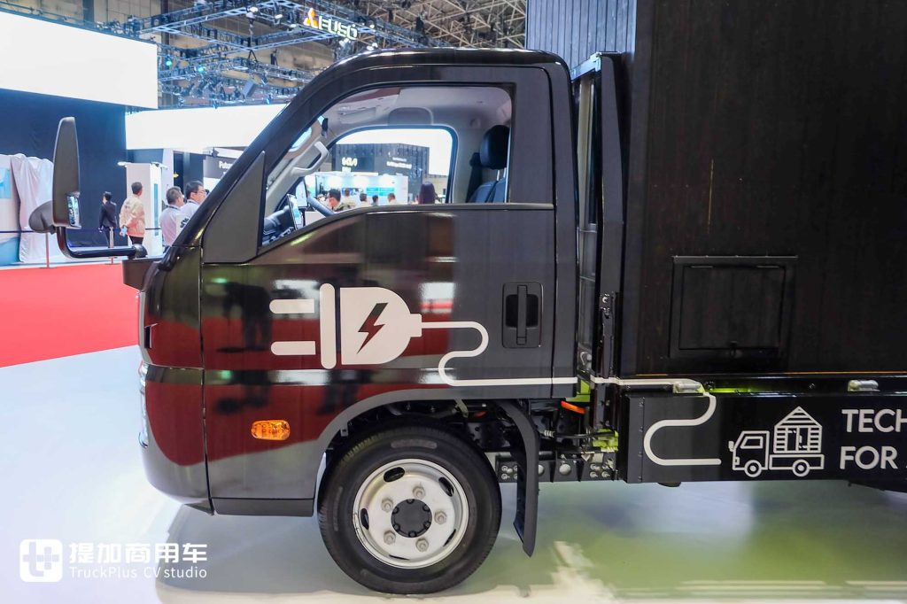 2025 日本モビリティショー|商用・家用両対応、最小回転半径 5 メートル未満!日本初披露の比亜迪 T35 純電動軽トラック実況撮影