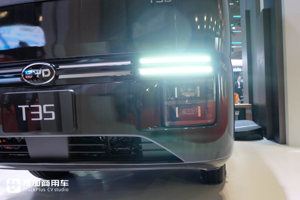 2025 日本モビリティショー|商用・家用両対応、最小回転半径 5 メートル未満!日本初披露の比亜迪 T35 純電動軽トラック実況撮影