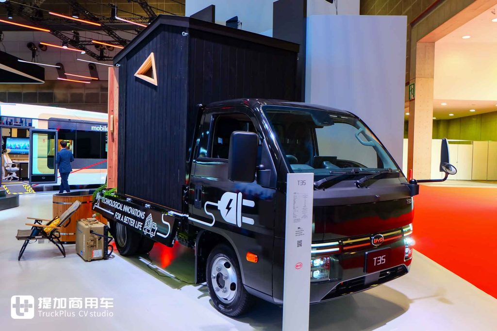 2025 日本モビリティショー|商用・家用両対応、最小回転半径 5 メートル未満!日本初披露の比亜迪 T35 純電動軽トラック実況撮影