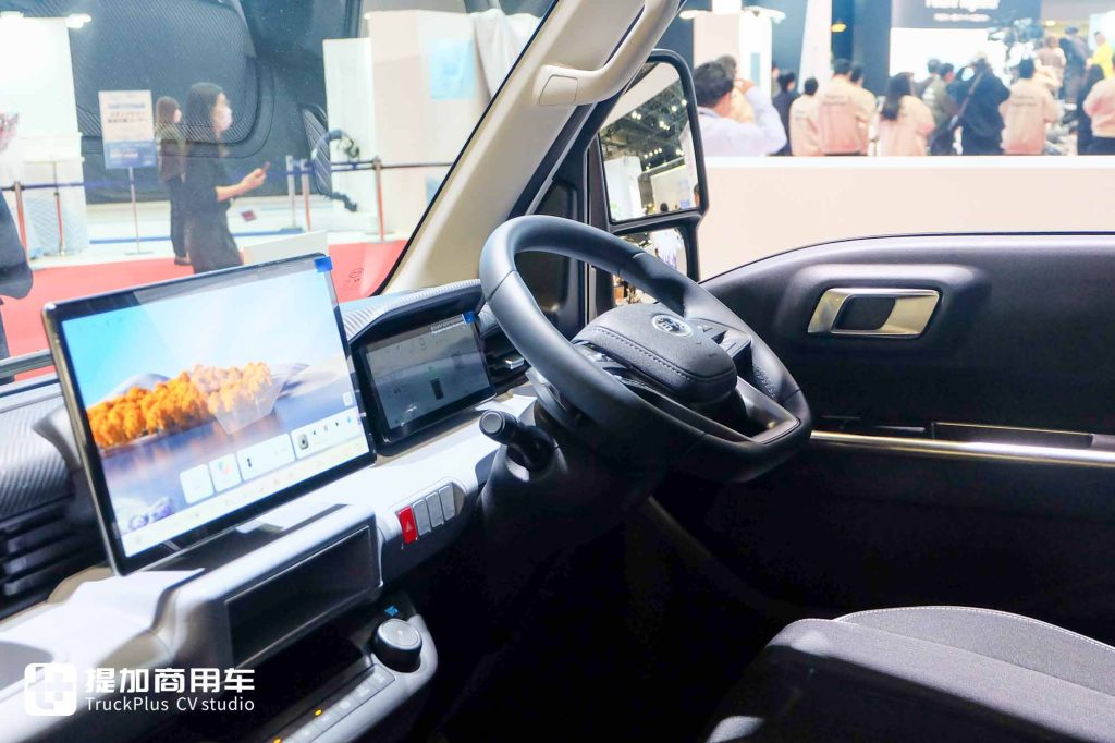 2025 日本モビリティショー|商用・家用両対応、最小回転半径 5 メートル未満!日本初披露の比亜迪 T35 純電動軽トラック実況撮影