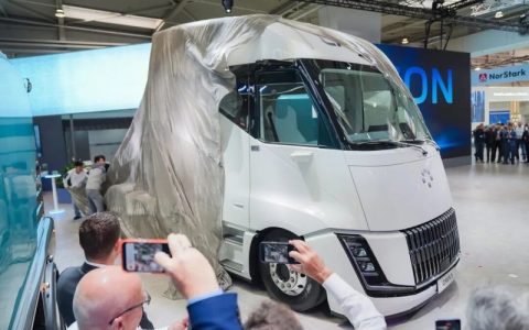 メガワット超急速充電時代へ：フォトンがハノーバーでCAVAN BEACONを正式発表