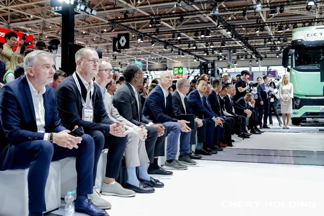 ユナイテッドトラック、グローバル一体型輸送ソリューションをハノーファーで発表――非欧州輸送回廊の初号客户車両を同時交付