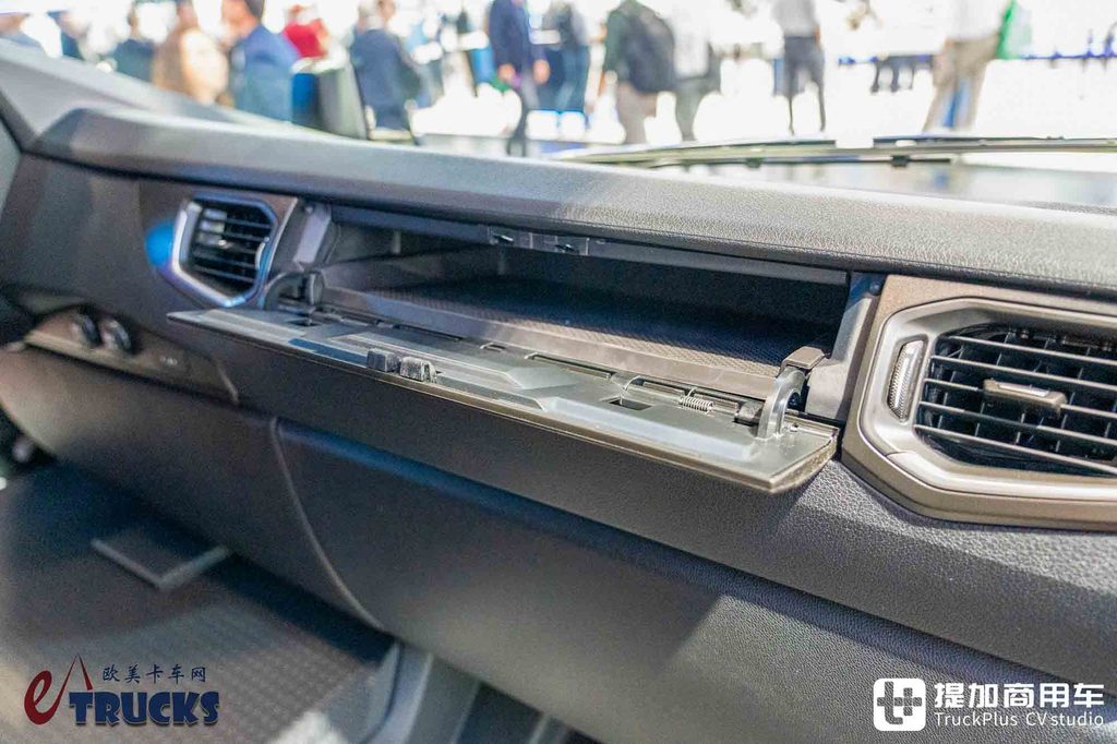 2026 IAA:お馴染みのスカニア、異なる「低姿勢」——30 L 純電低入口トラック徹底実写レビュー