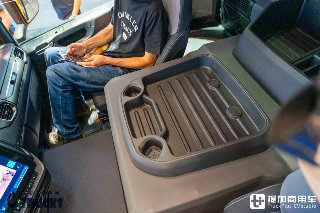 2026 IAA:お馴染みのスカニア、異なる「低姿勢」——30 L 純電低入口トラック徹底実写レビュー