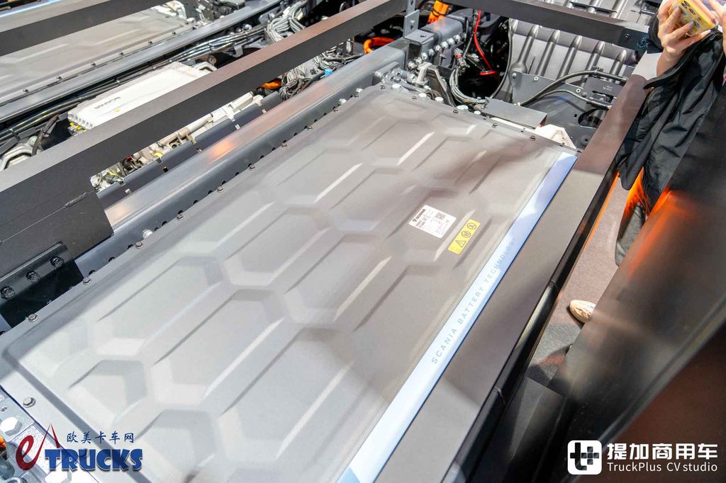 2026 IAA:お馴染みのスカニア、異なる「低姿勢」——30 L 純電低入口トラック徹底実写レビュー