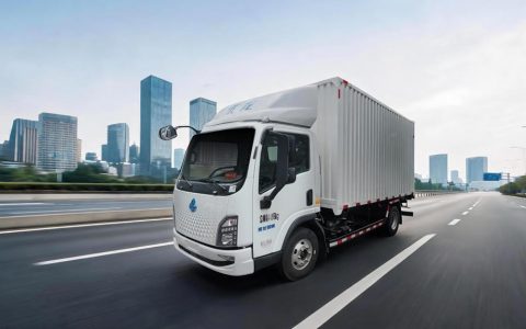 航続420km+16分急速充電、Chenglong EV2純電軽卡が城配輸送をリード