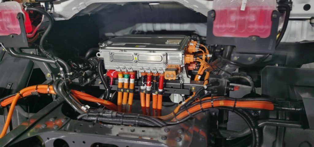 航続420km+16分急速充電、Chenglong EV2純電軽卡が城配輸送をリード