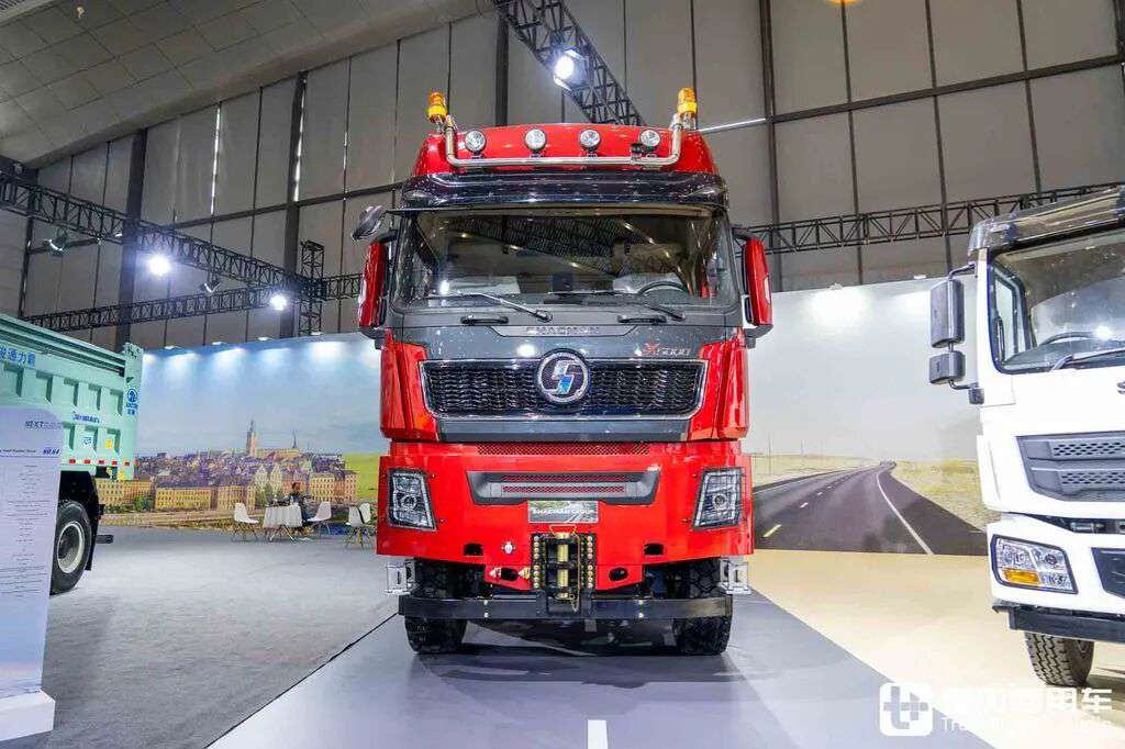 国産最強の大物輸送トラクター?8×8駆動+ATトランスミッション+660馬力、陝汽徳龍X5000大物車を徹底撮影